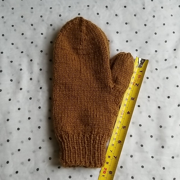 Handmade tan coloured mittens - Picture 4 of 4